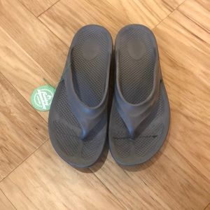 NWT Light Gray Flip Flop